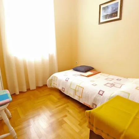 Vladimir 1262 Apartment